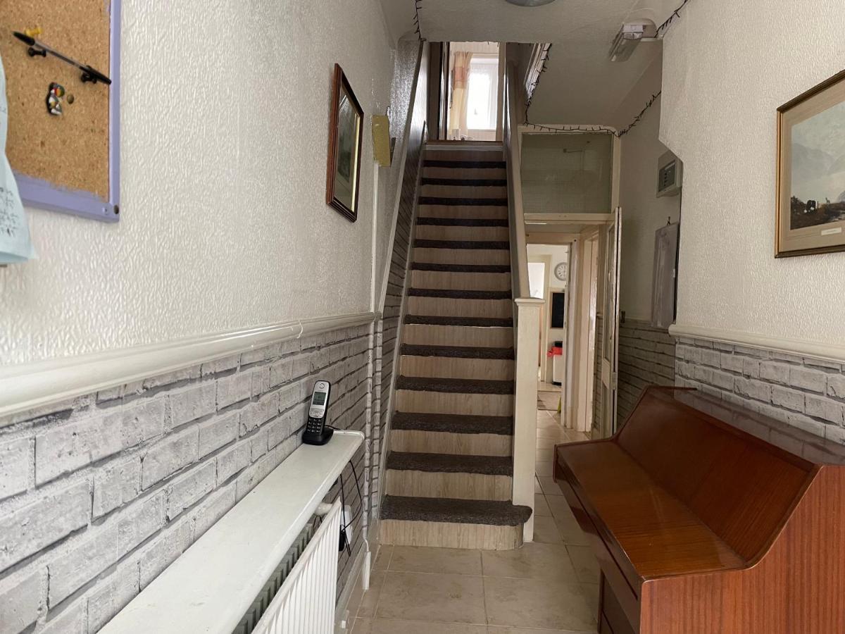 Renovated 4-Bed Home - Sleeps 9 - Parking - Spa Blackpool Esterno foto